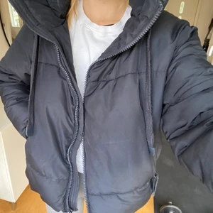 Mörkblå vinterjacka - Jag säljer denna mörkblå/svarta vinterjacka från Zara i storlek xs. Den är köpt för ca 2 år sedan så går inte längre att köpa. Superskön och varm med en stor luva. Fickorna har dragkedja vilket är ett plus. Köpt för ca 500kr men säljs för 299kr+frakt som köparen står för💙hör av dig vid intresse eller frågor!