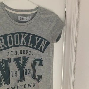 Grå t-shirt  - Grå t-shirt i strl 134/140. 80kr!