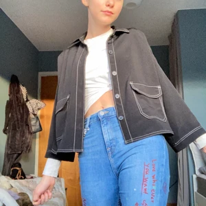 Blus/jacka från monki - Jättefin och luftigt tyg. Kan ha den som jacka eller blus med eller utan något under. Läs gärna min bio innan du kontaktar mig:)