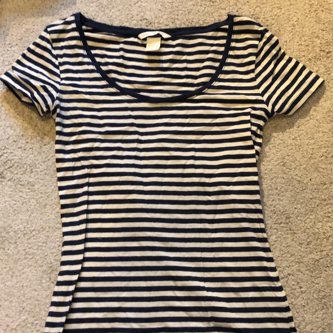 Svart-vit randig tisha