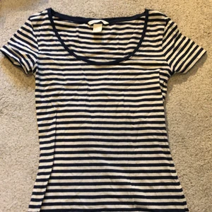 Svart-vit randig tisha - Trendig svart-vit t-shorts från HM i storlek xs💕 kostar 30kr+24kr frakt