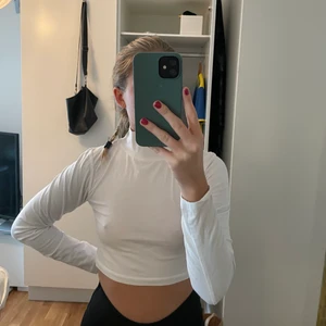 Superfin & skön vit polo tröja  - Säljer pågrund av att den används för lite. Storlek S, frakt tillkommer eller att vi möts upp i Växjö ❤️‍🔥❤️‍🔥