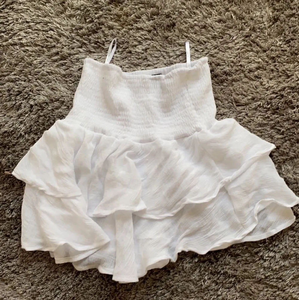 Säljer dessa två superfina kjolar då dom ej kommer till avändning båda är aldrig använda o nya från i somras super bra skick o bra kvalite, köparen står för frakt.den vita är i storlek s men den passar även en M då den är stretchig 💗. Kjolar.