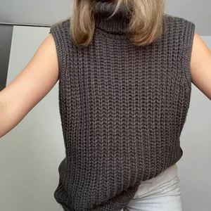 Stickad ärmlös tröja - Varm & gosig tröja/väst från H&M. Helt slutsåld. Oversize så passar S-M ❤️ använd fåtal gånger