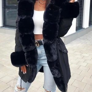 Päls jacka - Säljer denna jackan som endast är använd en vinter så den är i topp skick. Storlek M, kan möjligtvis passa en S.  Säljer för 2500kr, pris kan diskuteras 