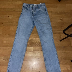 Zara Midrise Jeans - Säljer dessa midrise jeans från zara, säljer pga inte riktigt min stil. Aldrig använda. Buda i kommentarerna💕