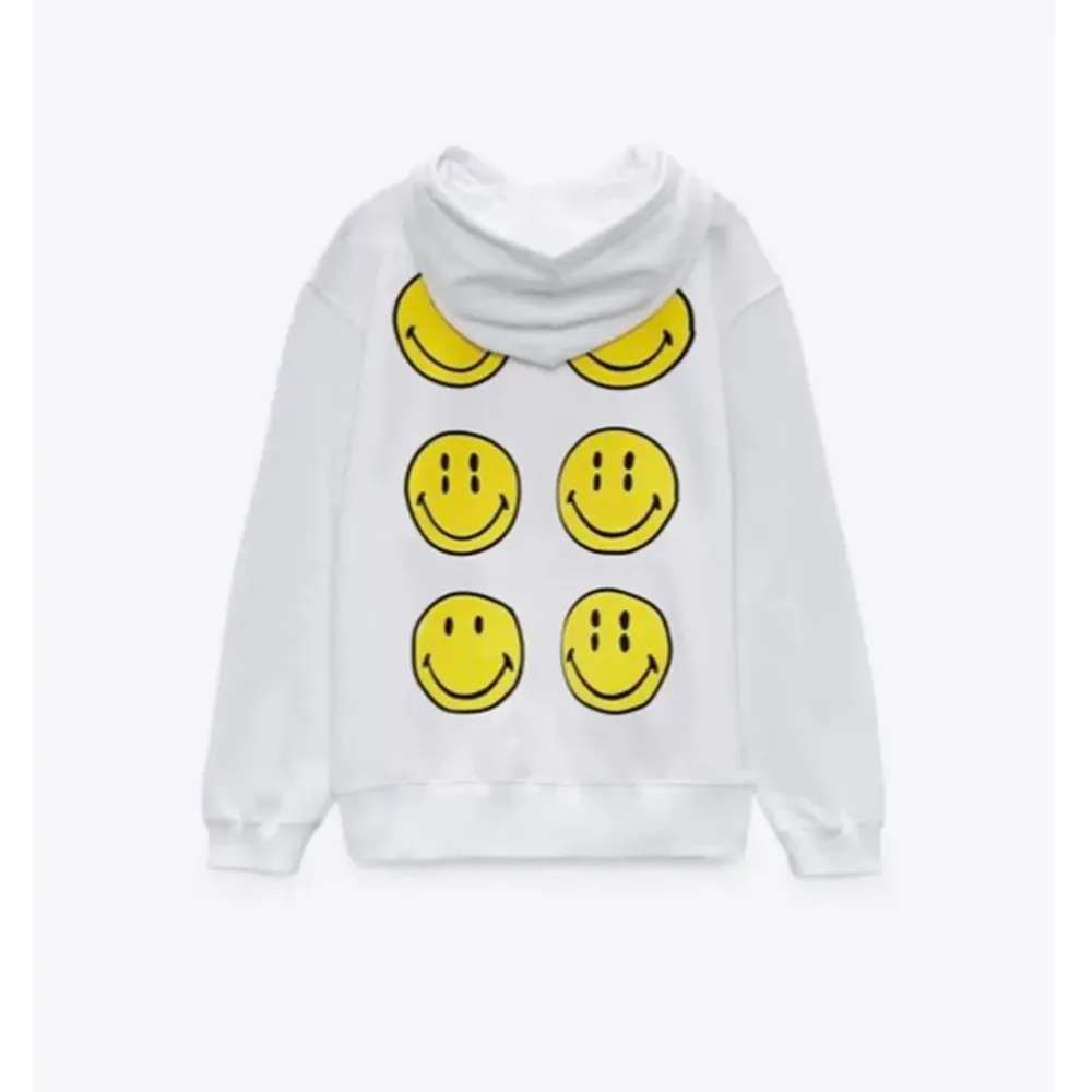 säljer den här hoodien från zara som tyvärr inte kom till någon användning, använt 3 gånger och den är som ny. . Hoodies.