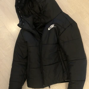 Nike jacka  - Snygg Nike jacka, knappt använd, säljer pga att den ej kommer till användning nypris: 1345
