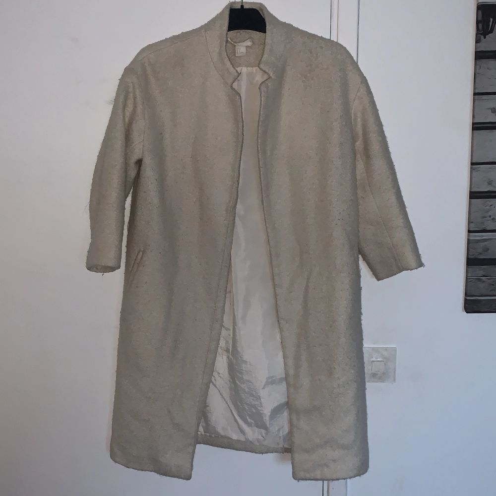Fin vinter/höstkappa, denna kappa från h&m säljer jag pågrund av att den inte kommer till använding utan bara hänger i klädrummet.. Jackor.