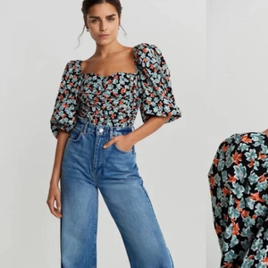 Fest topp - Blommig topp från ginatricot i storlek 36💗 aldrig använd och lappen sitter kvar💓