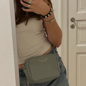 ZADIG VOLTAIRE VÄSKA🤍 - Zadig Voltaire väska i modellen BOXY i en ljusgrå färg! Köptes för 1985kr för 2år sen men väskan har bara använts en gång! Självklart medföljer Dustbag och allt jag fick när jag köpte väskan samt kvitto vid efterfrågan! 💘🐻