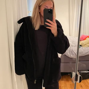 Teddyjacka - Superfin och jättevarm Teddyjacka från TopShop. Storlek 38 och passar jättebra till S sitter lagom oversized, perfekt längd. Jag är 178cm 💓🤌