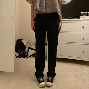 Kostymbyxor  - Kostymbyxor från Deep i storlek M (passar mer som en S), jag brukar ha s/36/26 i nederdelar och passar mig bra💗 