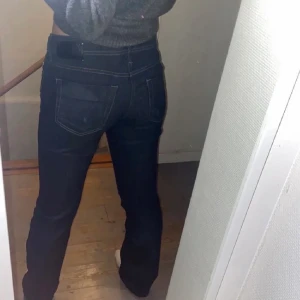 Jeans - Säljer dessa snygga jeans köpta här på plick, de var lite stora i midjan på mig men går över skorna lite på mig som är cirka 170cm💕 Lånade bilder från förra säljare, hon har vikt upp byxorna ganska mycket eftersom hon är ca 164💓💓