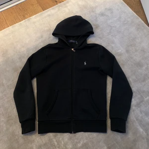 Ralph Lauren hoodie - Säljer denna svarta hoodien från Ralph Lauren i storlek XS🤍