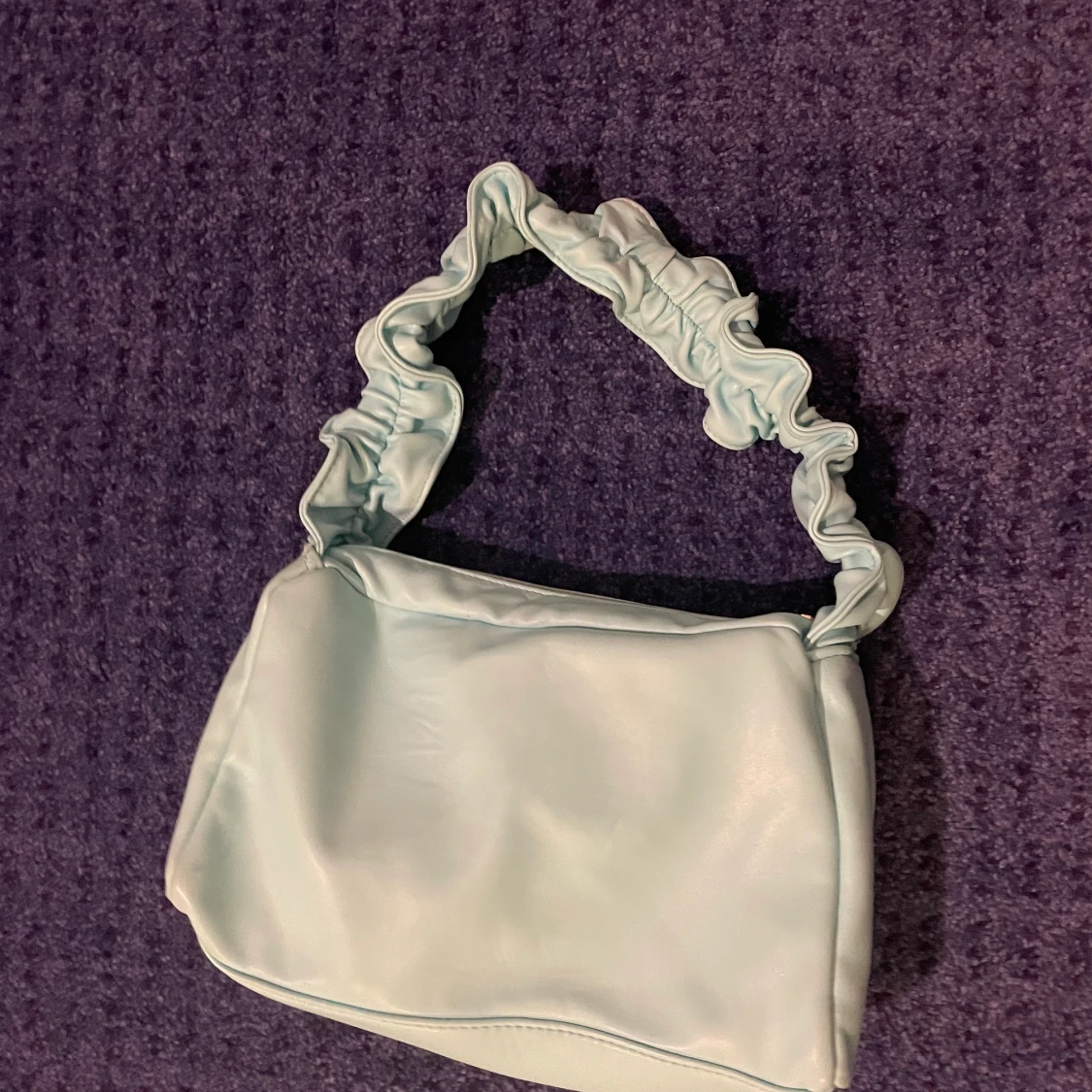 Blå väska med volang handtag