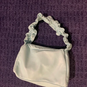 Blå väska med volang handtag - Super fin pastellblå väska! Toppen skick och knappt använd!