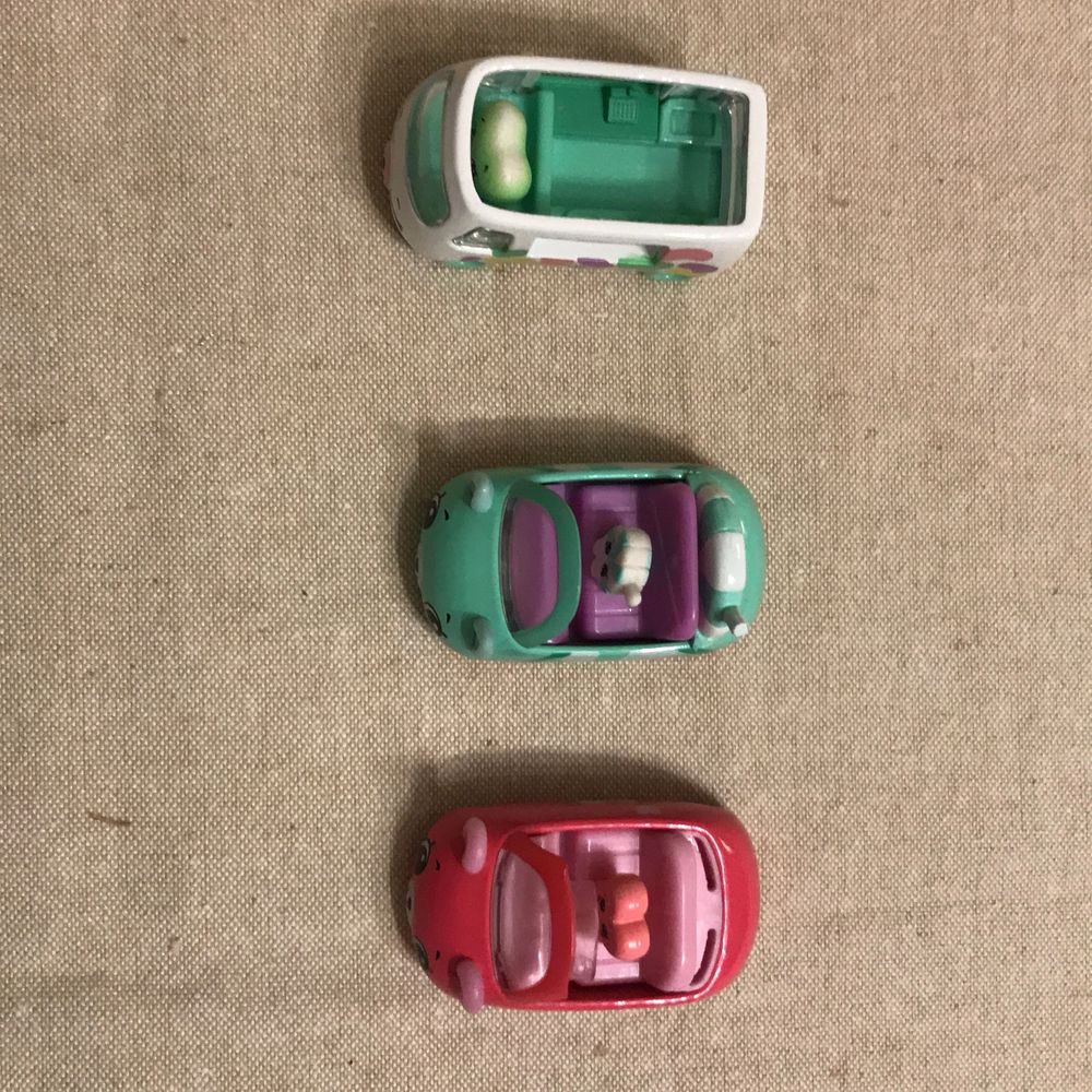 Tre bilar, du kan sätta i en liten shopkin i varje bil, varje  bil och tillhörande shopkin är 10kr st, allt tillsammans är 25kr. Övrigt.
