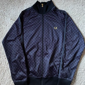 Fred perry zip - Rutig Fred Perry zip med guldigt märke. Knappt använd skick 9/10 och inga flaws. Storlek s och sitter tts. Priset kan diskuteras.