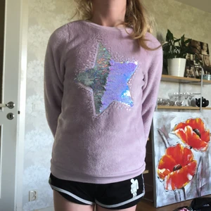 Tröja- lila  - Lila, luddig med en vändbar stjärna på framsidan 