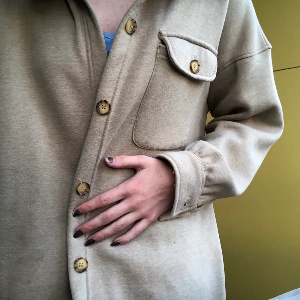 mysig skjortjacka i typ sweatshirt material. modell TALL . Jackor.