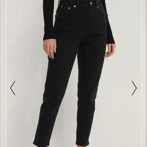 NA-KD mom jeans svarta - Skitsnygga svarta mom jeans från NA-KD, dem är en anning urtvättade men annars i fint skick. Därför det billiga priset🥰❤️ säljer dom för 100kr+frakt❤️