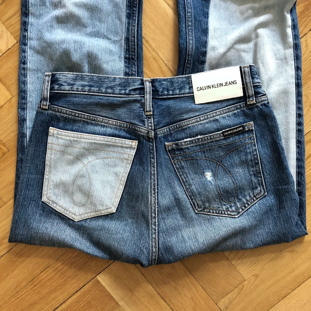 Säljer dessa sinnesjukt fina mid rise jeansen ifrån Calvin Klein Jeans. Sitter som en smäck och är sparsamt använda. Hellånga på mig som är 175 cm. Så tråkigt att sälja dessa men tror det finns någon som kan få större användning för dem än vad jag får. 🌟 NYPRIS: ca 1200kr. Jeans & Byxor.