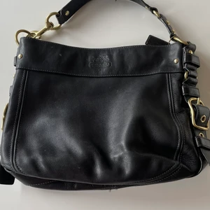 Väska från Coach - Snygg svart läderväska m gulddetaljer, Coach, köpt i New York. Lite vintage inspirerad väska som ej finns kvar i deras sortiment. 