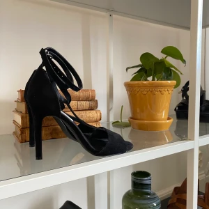 Skor - Svarta klackar från NLY shoes, köpte second hand 