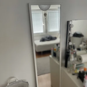 Spegel - Mått: 40x160 Skick: som ny!  Pris kan diskuteras vid snabb affär! Tveka inte att ställa frågor🧡