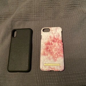 2 iPhone skal  - -2 ideal of Sweden skal  -Det ljusrosa är till en iPhone 6 eller 7 pris:160kr -Det svarta ett magnet skal är till en iPhone X pris:150 ( ska ha fodralet till det också men då blir det 200kr 😊 - Inte jättemycket använda  -Inga repor och dom är helt rena  - Frakten varierar beroende på om man vill ha det spårbart eller inte 💌📦 -Säljes då jag har ny telefon  -Kan skickas båda 2 eller enskilda☺️ -Jag står inte för postens slarv❤️