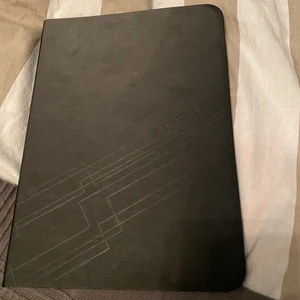 Svart skal till en IPad Air 2 - -Svart skal till en iPad Air 2  -Inga repor  -Svart  -Frakten varierar beroende på om man vill ha det spårbart eller inte 💌