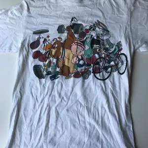 Rare vintage Looney Tunes t-shirt med backprint och armprint