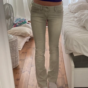 lågmidjade jeans! - super snygga lågmidjade jeans i en super snygg grå färg! aldirg använda av mig men köpta secondhand💞💞 jag är 165cm och har en innerbenslängd på 75cm