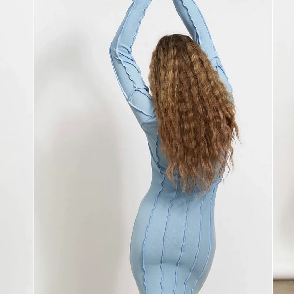 Säljer denna så himla fina klänningen från Hanna Schönbergs kollektion från NAKD. Klänningen är i medium och är i ett sånt skönt material och finaste blåa färgen. Klänningen är slutsåld på hemsidan. Tyvärr har den inte kommit till någon användning så den är sprillans ny. Spårbar frakt tillkommer🥰. Klänningar.