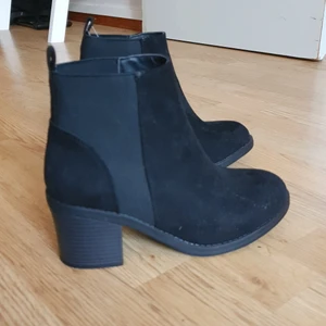 Ankelboots strlk 36 - Ankelboots från New Look i strlk 36, aldrig använda. Resår i sidan och jättebekväma. 