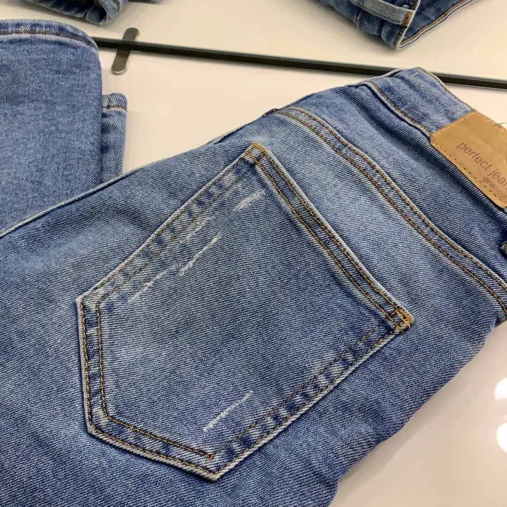 Ett par slitna jeans från Ginatrickot i strl S använt ett par fåtal gånger💓  Skit fina, skriv privat om du är intresserad 💓. Jeans & Byxor.