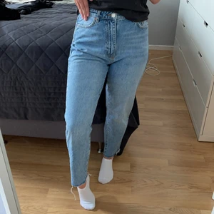 Snygga jeans - Snygga jeans i storlek 38 från Ginatricot. Modellen är deras dagny-mom jeans. Köparen står för frakten 🥰