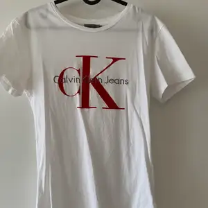 Vit T-shirt från Calvin Klein. Storlek m och är sann i storlek. Använd ett fåtal gånger och är i bra skick. Kan mötas upp i Malmö & Vellinge, köparen står för frakten. 