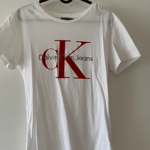 T-shirt från Calvin Klein  - Vit T-shirt från Calvin Klein. Storlek m och är sann i storlek. Använd ett fåtal gånger och är i bra skick. Kan mötas upp i Malmö & Vellinge, köparen står för frakten. 