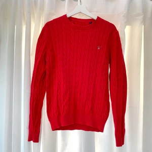 Stickad röd Gant tröja - Knappt använd Gant-tröja. Ny-skick.   Stl M i Men. Passar även oversized strl M Woman. 