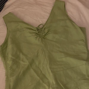 sommarklänning<3 - Säljer denna otroligt fina klänningen, som tyvärr är förstor för mig:( 