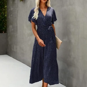 M - Säljer denna superfina klänning  ifrån SHEIN.den är  L men sitter som en M. Helt ny