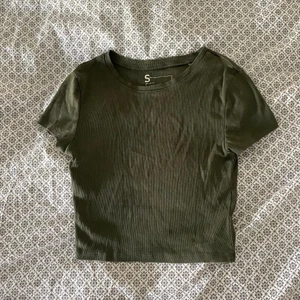 Grön ribbad topp  - Från NewYorker, är i begagnat skick 💚 liten i storlek och sitter bäst på xxs/xs