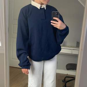 säljer denna fina sweatshirt me krage köpt på secondhand 