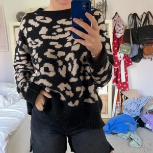 Stickad oversized tröja i strl L - Leopard mönstad tröja! Har blivit lite nopprig
