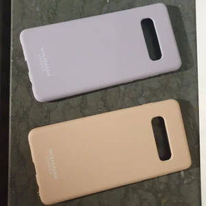 Mobilskal samsung s10plus - !!!LILA SÅLD!!!!                                                              Två helt nya och jättefina mobilskal som inte kommit till användning, de är fortfarande inplastade🙈 från märket wolfdreamsweden. 50kr styck plus frakt om den behöver skickas 