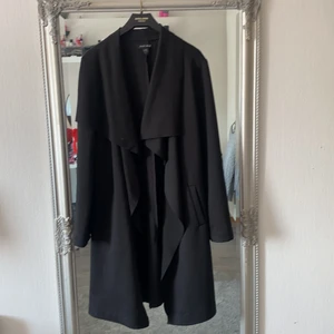 Lång jacka  - Lång svart jacka fint skick. 