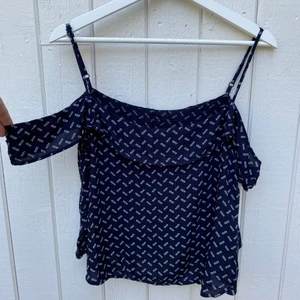 Marinblå kort topp med liten ärm - Marinblå mönstrad kort topp med liten ärm. 