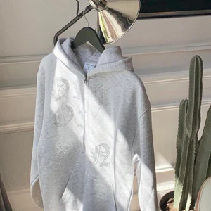 One of one tröja storlek M  - Från pop-up butiken i Visby !! Säljer direkt för 1900kr 💞